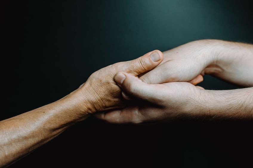 Prenez soin de votre peau avec le yoga : le sens du toucher