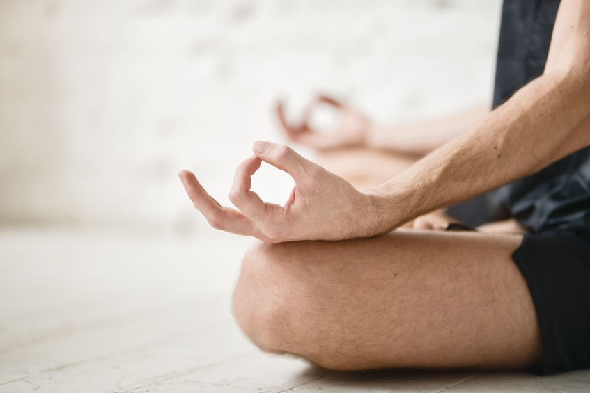 Prithvi Mudrā : le mudra pour l'automne Prithvi Mudrā : l'ancrage