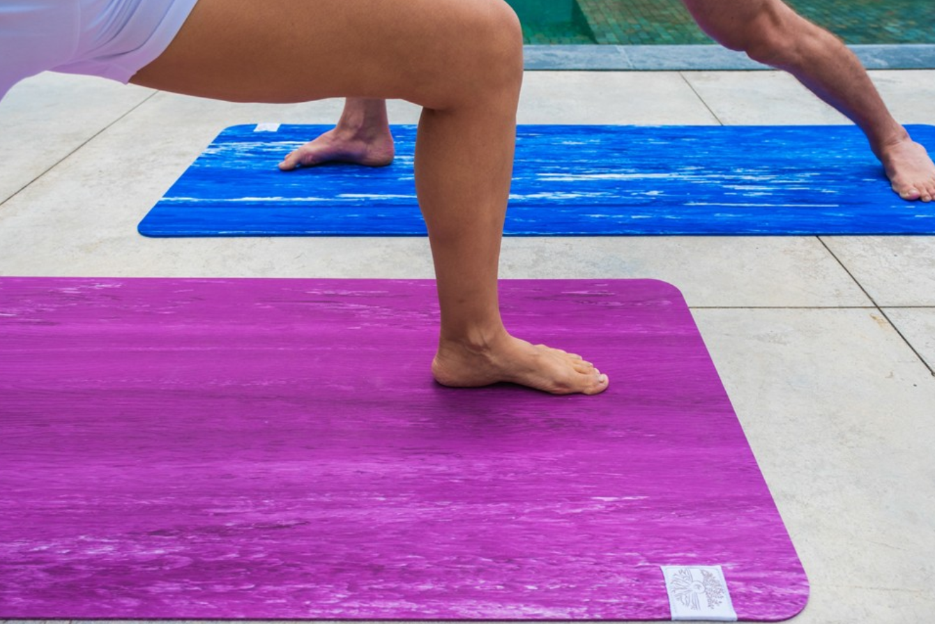 Le tapis de yoga Ntural Mat Bicolore blanc et bleu & le prune et blanc Les tapis de yoga Natural Mat Bicolore par Chin Mudra