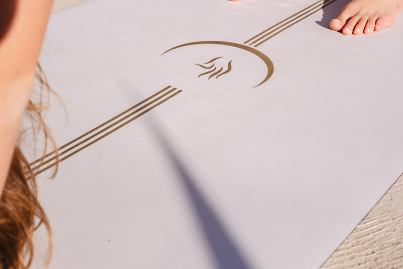 Offres de printemps 2026 : les vétemets de yoga bio Chin Mudra Le tapis de Yoga Shiva Moon : Offres de printemps 2026