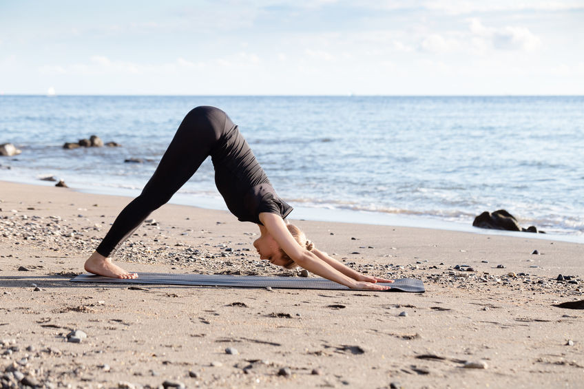 L'asana du chien tête en bas pour une meilleure circulation sanguine