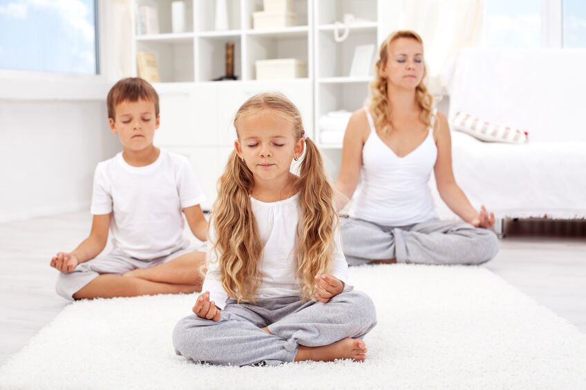 le yoga pour détendre les enfants durant les fêtes