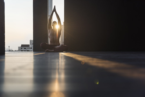 Séance de yoga : Suivez la course du soleil ! - Adaptez votre pratique au  fil de la journée