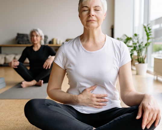Les bienfaits du yoga pour les seniors et le grand âge
